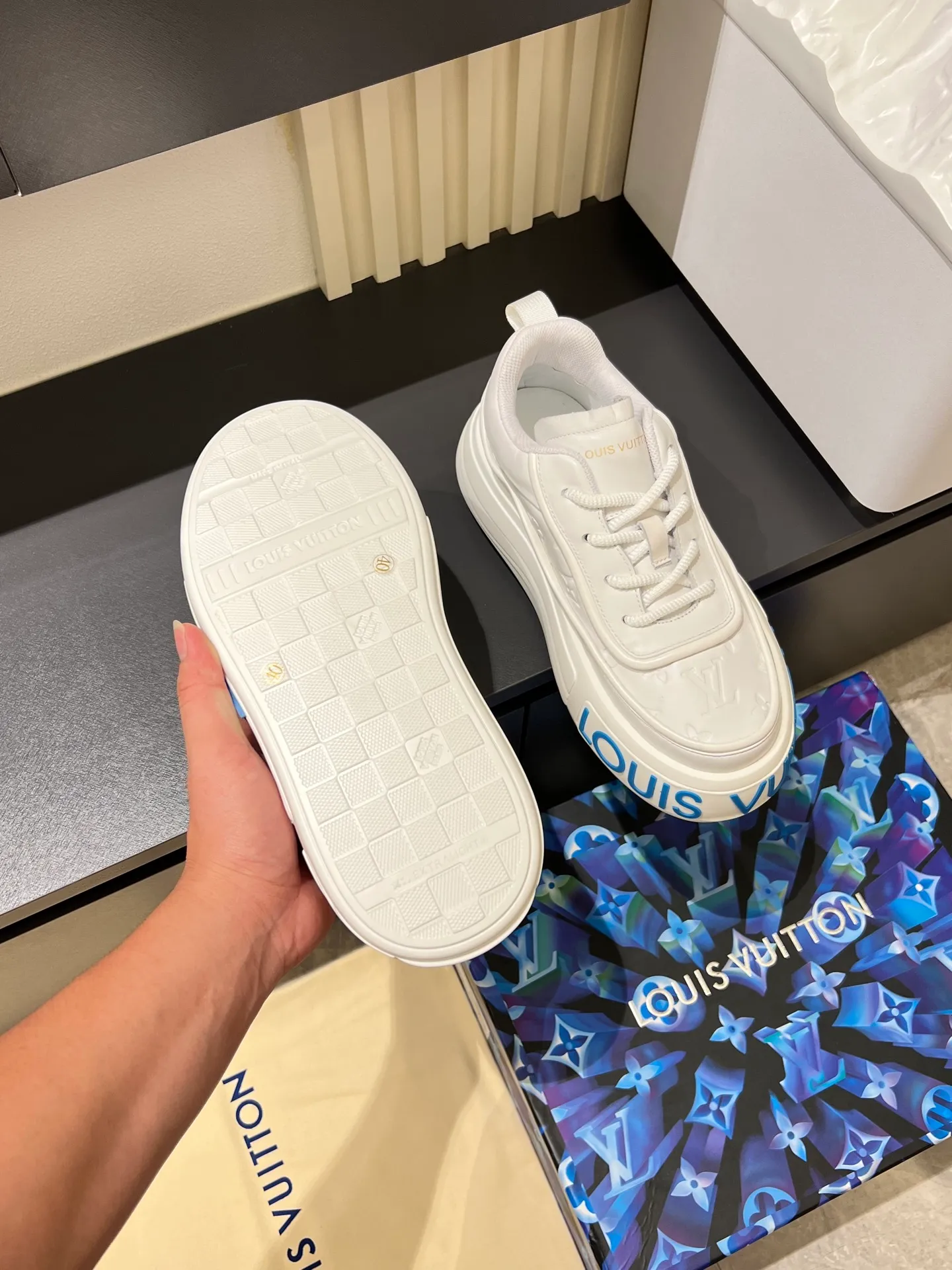 p560 "LOUI* VUITTO*" popular men's casual shoes, genuine development in Italy💯Purchase level quality✔️The upper is made of official website material first-layer cowhide, comfortable and soft sheepskin feet⚡️Fashionable and versatile. The toe last shape is firm and full, and the soles are made from LV original molds and can be freely entered and exited the counter. They are light and comfortable on the foot~purely handmade, details determine the quality! Size:39-44, (38.45 customized)